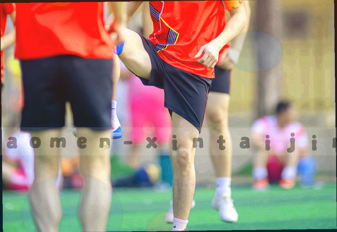 桌面散放便签、笔与耳机，便签上写着简短提示